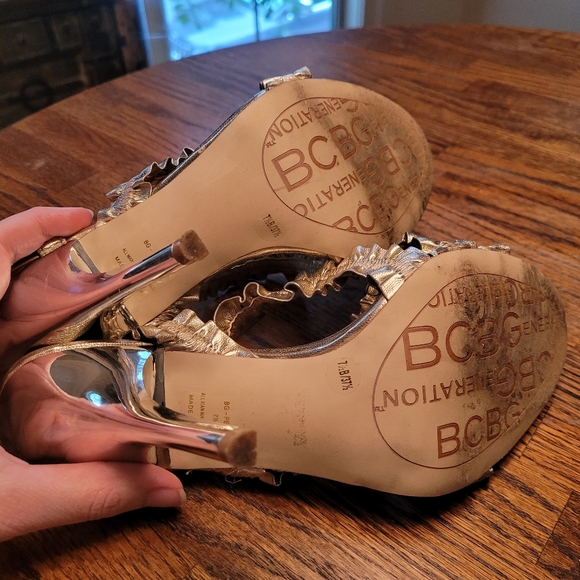 BCBG Gold ruffle sandals size 7.5 - Picture 5 of 5